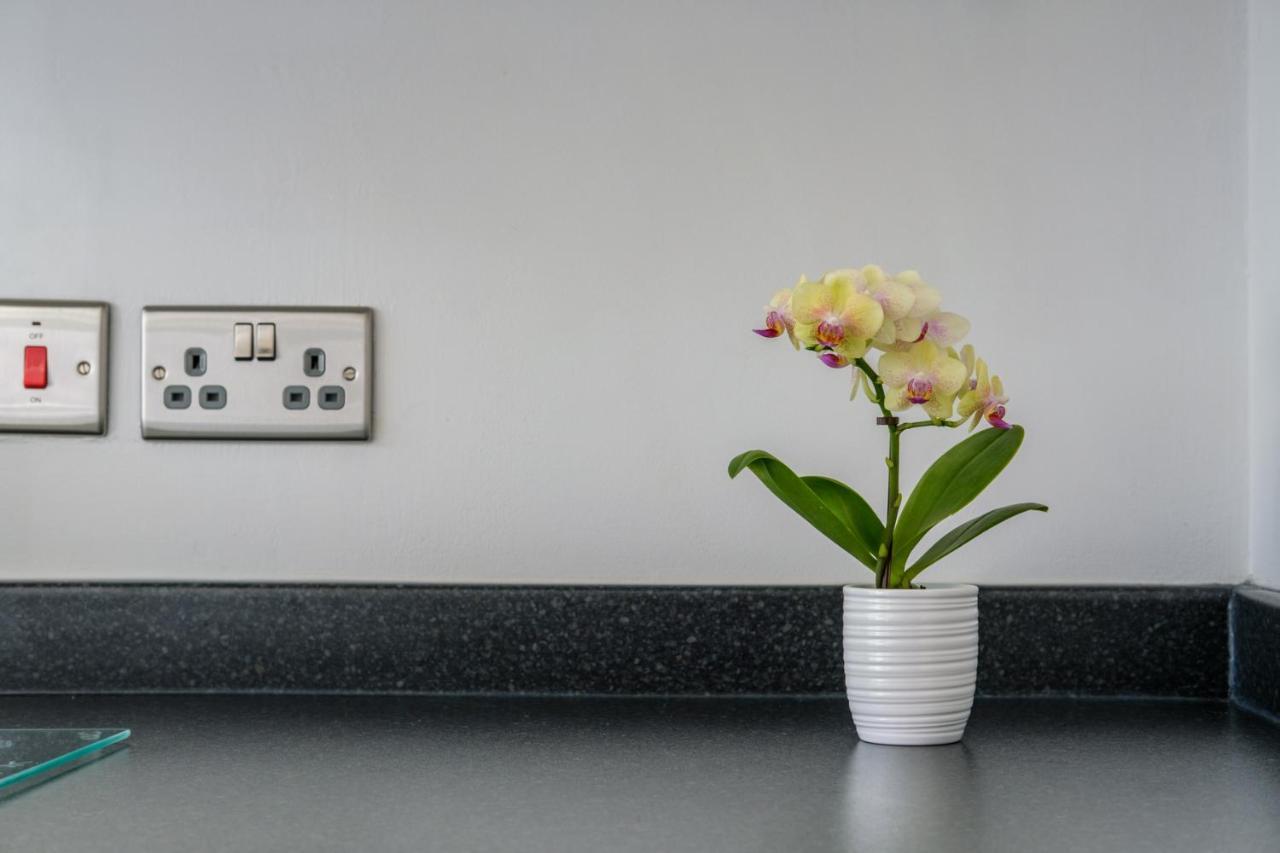 The Douglas - Spacious 2 Bed Apartment In Uddingston Eksteriør bilde